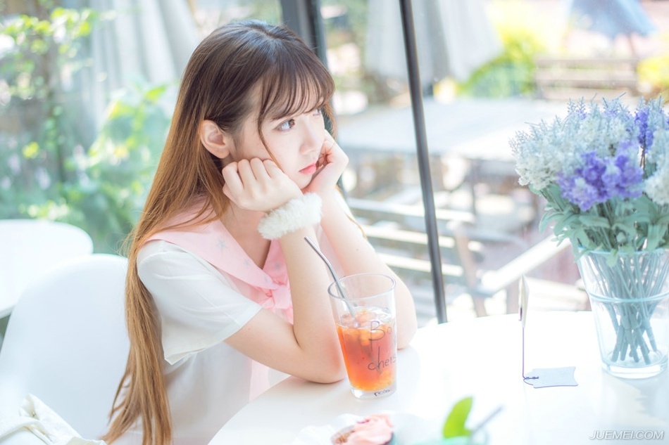 “三弟何故回来？”看到此人，诸葛亮神色一动，沉声道：“可是蜀中有新的消息？”